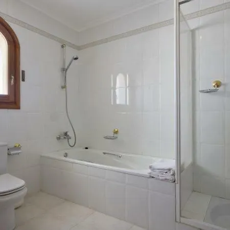 ヴィラ Sleeps 6 Pool