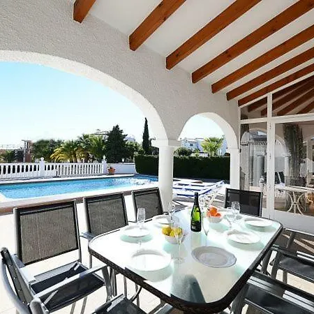 ヴィラ Sleeps 6 Pool
